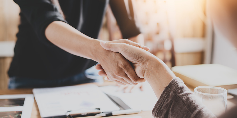 2 people shaking hands