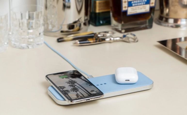 Table with a wireless charger and a smartphone